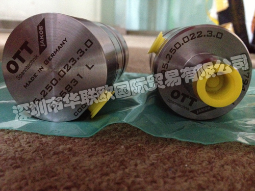 OTT-JAKOB夾具中自動(dòng)夾具可分為SK、HKS、PSC等幾個(gè)系列。在經(jīng)過(guò)標(biāo)準(zhǔn)化后，HSK已成為機(jī)床技術(shù)領(lǐng)域的標(biāo)準(zhǔn)接口。隨著表面和錐銷(xiāo)設(shè)備的相互匹配，HSK夾持系統(tǒng)可為高精度加工效果提供理想前提，并確保微米范圍內(nèi)的持續(xù)一致性。相比于SK，HSK的結(jié)構(gòu)更短、更輕，由此可以更為快速地進(jìn)行換刀，并可實(shí)現(xiàn)更高的轉(zhuǎn)速。得益于高度的拉力、出色的剛性和最佳扭矩傳遞，HSK同樣適用于中型切削加工。深圳市華聯(lián)歐國(guó)際貿(mào)易有限公司專(zhuān)業(yè)代理進(jìn)口OTT-JAKOB夾具全系列產(chǎn)品，公司于2015年成立德國(guó)分公司，原廠(chǎng)采購(gòu)，價(jià)格上更有優(yōu)勢(shì)。我們致力于以超低的價(jià)格為國(guó)內(nèi)客戶(hù)引進(jìn)國(guó)外先進(jìn)的自動(dòng)化備件，公司成立以來(lái)不斷的發(fā)展壯大，已成立德國(guó)公司及香港公司，為客戶(hù)提供進(jìn)口備件的一站式體驗(yàn)服務(wù)，報(bào)價(jià)快，價(jià)格好，貨期短，所有產(chǎn)品保證原裝正品，假一賠十!我們只做原裝進(jìn)口產(chǎn)品，我們的目標(biāo)是要成為客戶(hù)唯一信任的企業(yè)。歡迎新老客戶(hù)詢(xún)價(jià)咨詢(xún)。